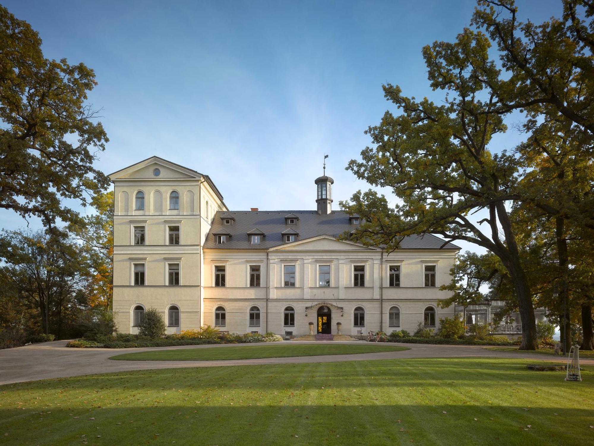 Chateau Mcely Hotel Exterior photo