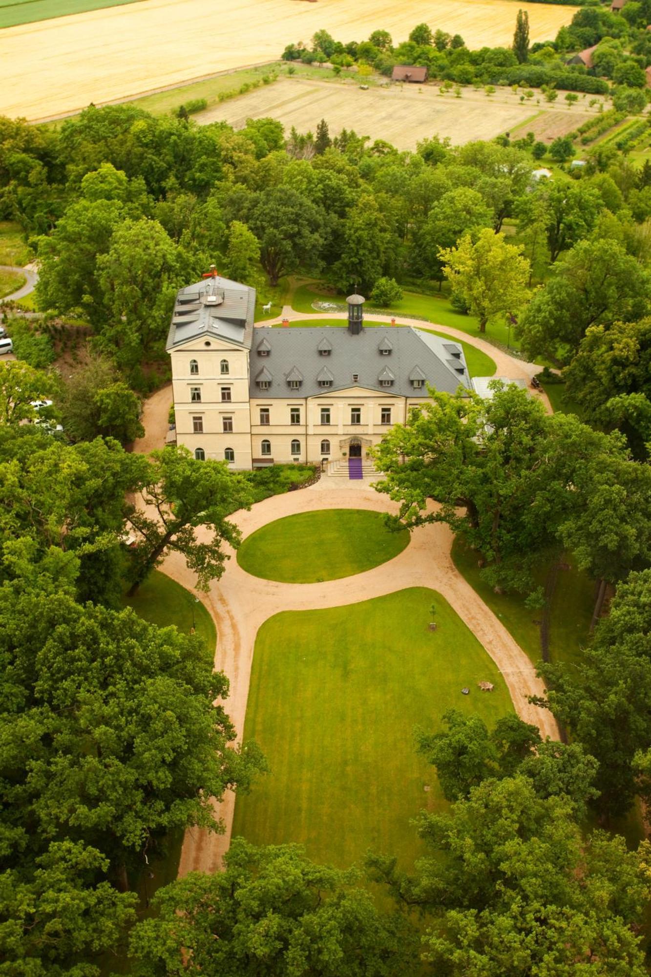 Chateau Mcely Hotel Exterior photo