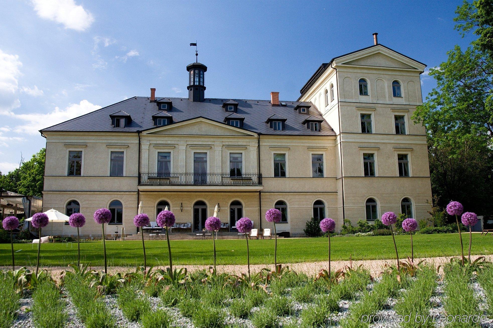 Chateau Mcely Hotel Exterior photo