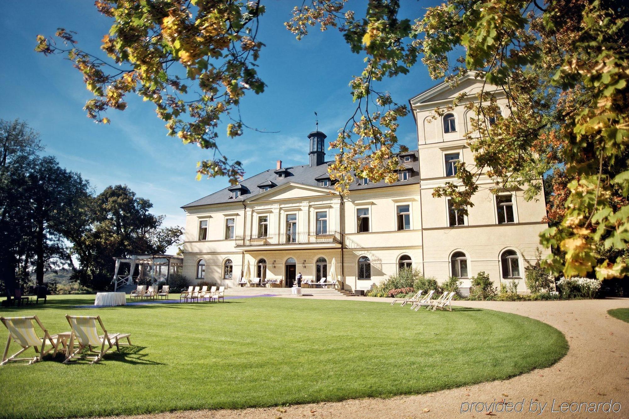 Chateau Mcely Hotel Exterior photo